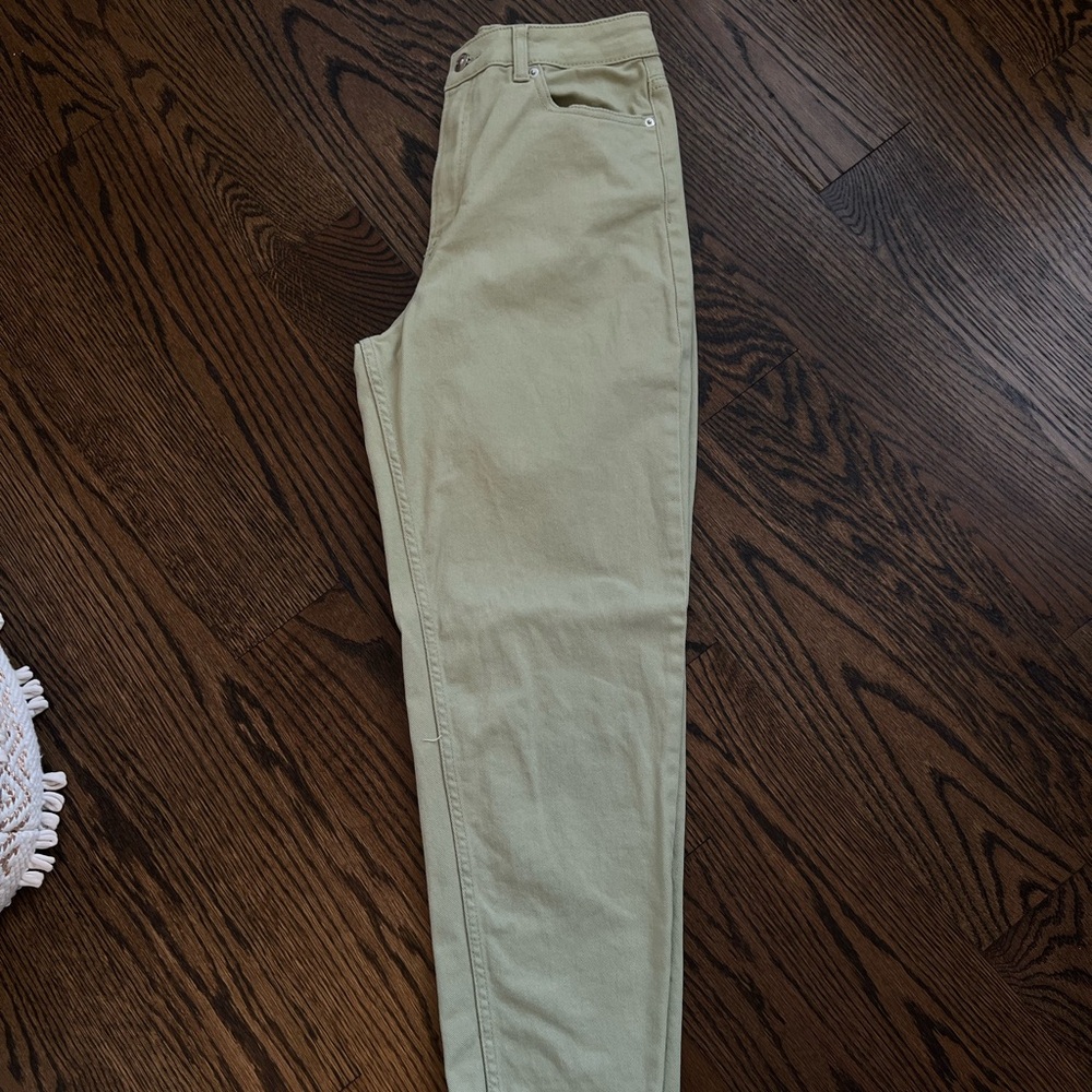 H&M brand olive straight jeans. Gently worn and no visible markings or tears.